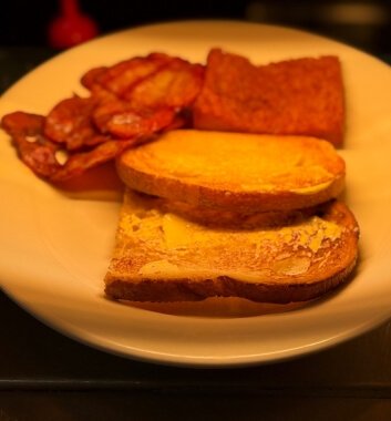 Bacon_and_Egg_Roll_Side
