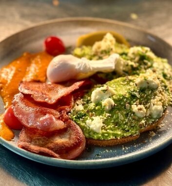 Smashed_Avocado_with_Poached_Egg